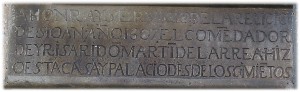 Inscription à la gauche du blason où figurent l'année 1607, et le nom du Commandeur, Don Martin de Larrea