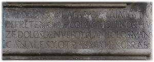 Inscription de droite où sont mentionnés les "moulins, canux et beaucoup d'autres travaux"