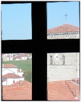 Vue sur le clocher de l'église d'Irissarry par une des fenêtres à meneaux