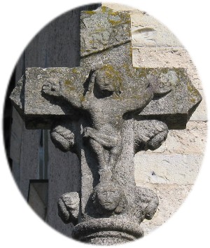 Croix sculptée dressée à l'arrière de la Commanderie