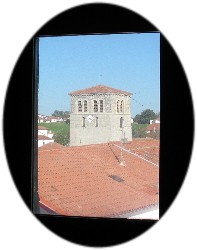 Vue sur le clocher depuis une des fenêtres à meneaux