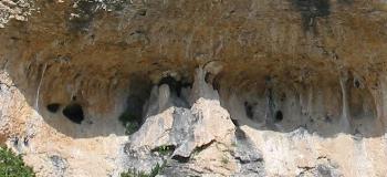 Stalactites et stalagmites dans les creux des falaises