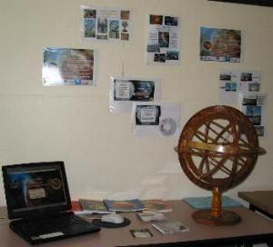 La sphère armillaire réalisée par F. Layan, l'ordinateur et les affiches