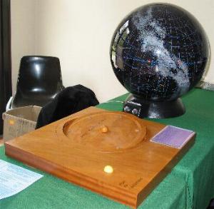 Le Baader et la maquette des mouvements lunaires réalisée conjointement par R. Lemaire et F. Layan, membres de la S.A.P.C.B.