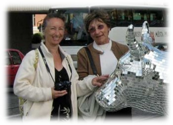 Cathy et Babou devant une vache de la "cow-parade"