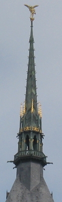 La flèche surmontée de l'archange St Michel
