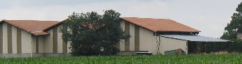 Les hangars modernes du voisin