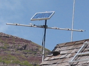 Antenne de télé avec panneau solaire