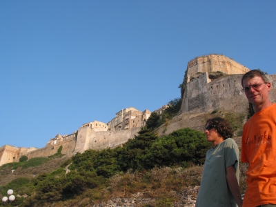 Jrean-Louis et Jonath au pied des murailles de Bonifacio