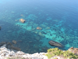 Les fonds marins au pied des falaises crayeuses de Bonifacio