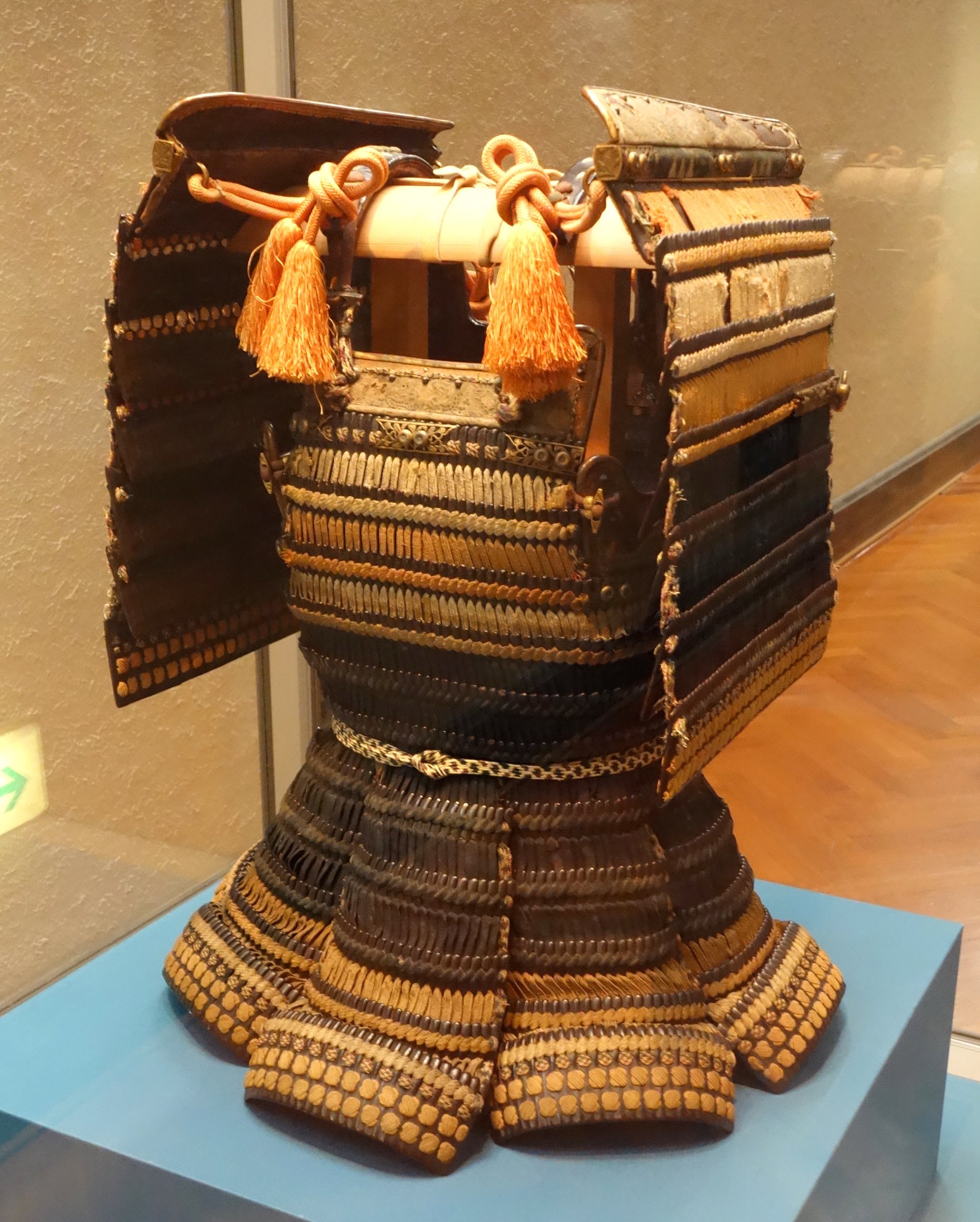 a4 Haramaki type armor with black leather lacing in kata susotori style Muromachi period 15th century Tokyo National Museum DSC05937